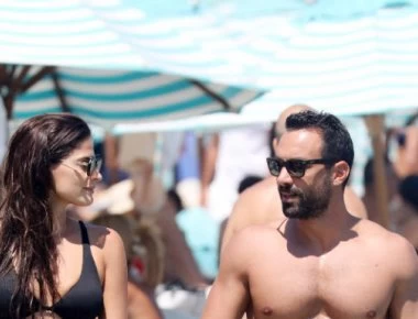 Η Χριστίνα Μπόμπα με μικροσκοπικό μαύρο μαγιό στη Μύκονο (φωτο)